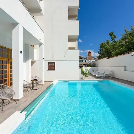 And Diana Apartment *