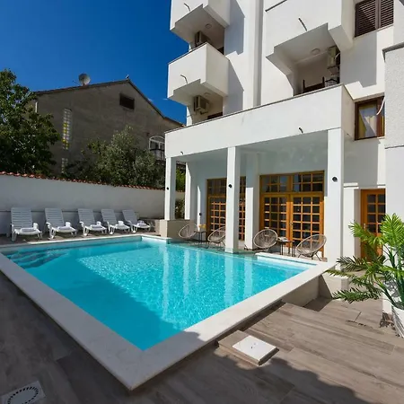 And Diana Apartment *
